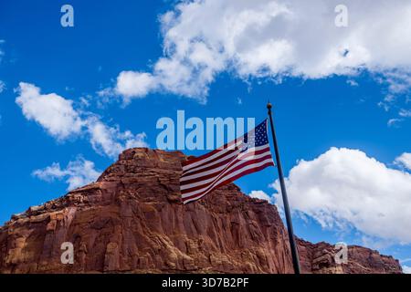 Die amerikanische Nationalflagge im Besucherzentrum des Parks, Capitol Reef National Park, Utah, USA. Stockfoto