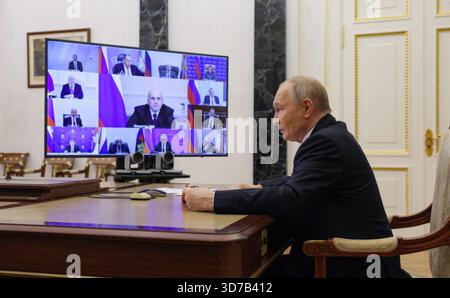 Moskau, Russland. November 2025. Der russische Präsident Wladimir Putin, leitet am 21. November 2025 in Moskau, Russland, ein Treffen mit Mitgliedern des Sicherheitsrats per Videokonferenz aus dem Kreml. Quelle: Gavriil Grigorov/Kreml Pool/Alamy Live News Stockfoto