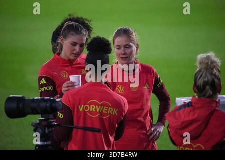 Frankfurt, Deutschland 24. November 2025: Frauen-Fußball-Nationalmannschaft - Training - 24. November 2025 im Bild: Von links nach rechts. Jule Brand (Deutschland), Shekiera Martinez (Deutschland) und Sjoeke Nüsken / Nuesken (Deutschland) während der Ausbildung in Frankfurt Stockfoto