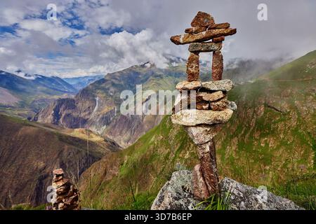 Stufen der Dankbarkeit und Verbindung. Diese Apachetas, steinhügel, die von Wanderern gebaut wurden, ehren die Pachamama (Mutter Erde). Jeder Stein steht für einen Moment, Stockfoto