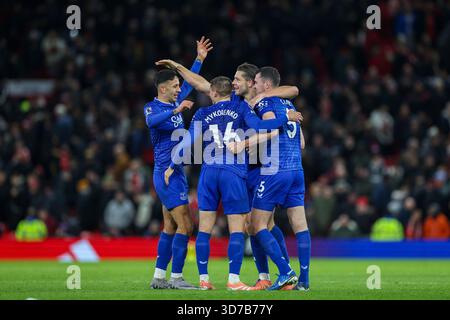 Manchester, Großbritannien. November 2025. Everton-Verteidiger Vitaliy Mykolenko (16) Everton-Verteidiger Michael Keane (5) feiert den Sieg beim Spiel Manchester United gegen Everton Premier League in Old Trafford, Manchester, England am 24. November 2025 Credit: Phil Duncan/Every Second Media Credit: Every Second Media/Alamy Live News Stockfoto