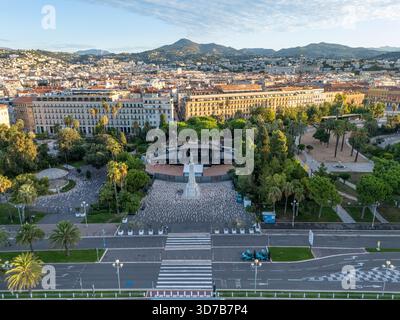 Luftaufnahme von Nizza Frankreich mit Blick auf die Berge von der Küste Stockfoto