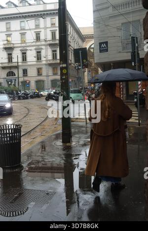Mailand, Italien. November 2025. Mailand (Italien), 11/24/2025 - Kälte/Regen/Herbst/Mailand - Montag war regnerisch und sehr kalt in der Stadt Mailand, wo die Temperaturen Mailänder und Touristen dazu veranlassten, sich warm zu kleiden und mehr geschlossene Orte zu suchen. Die Prognose gilt für anhaltend niedrige Temperaturen. (Foto: Edson de Souza/Thenews2/Zumapress) (Foto: © Edson Teodoro de Souza/TheNEWS2 Via ZUMA Press Wire) NUR FÜR REDAKTIONELLE ZWECKE! Nicht für kommerzielle ZWECKE! Stockfoto