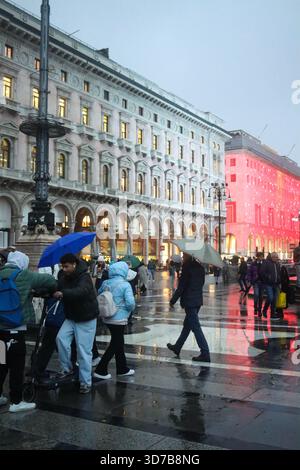 Mailand, Italien. November 2025. Mailand (Italien), 11/24/2025 - Kälte/Regen/Herbst/Mailand - Montag war regnerisch und sehr kalt in der Stadt Mailand, wo die Temperaturen Mailänder und Touristen dazu veranlassten, sich warm zu kleiden und mehr geschlossene Orte zu suchen. Die Prognose gilt für anhaltend niedrige Temperaturen. (Foto: Edson de Souza/Thenews2/Zumapress) (Foto: © Edson Teodoro de Souza/TheNEWS2 Via ZUMA Press Wire) NUR FÜR REDAKTIONELLE ZWECKE! Nicht für kommerzielle ZWECKE! Stockfoto