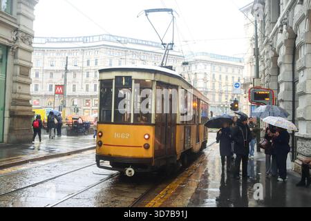 Mailand, Italien. November 2025. Mailand (Italien), 11/24/2025 - Kälte/Regen/Herbst/Mailand - Montag war regnerisch und sehr kalt in der Stadt Mailand, wo die Temperaturen Mailänder und Touristen dazu veranlassten, sich warm zu kleiden und mehr geschlossene Orte zu suchen. Die Prognose gilt für anhaltend niedrige Temperaturen. (Foto: Edson de Souza/Thenews2/Zumapress) (Foto: © Edson Teodoro de Souza/TheNEWS2 Via ZUMA Press Wire) NUR FÜR REDAKTIONELLE ZWECKE! Nicht für kommerzielle ZWECKE! Stockfoto