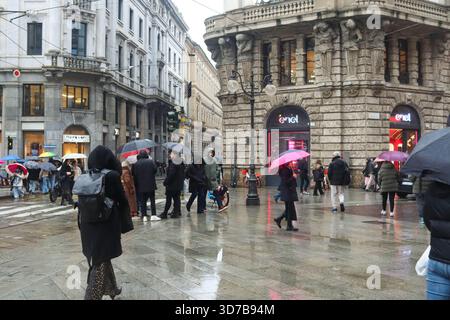 Mailand, Italien. November 2025. Mailand (Italien), 11/24/2025 - Kälte/Regen/Herbst/Mailand - Montag war regnerisch und sehr kalt in der Stadt Mailand, wo die Temperaturen Mailänder und Touristen dazu veranlassten, sich warm zu kleiden und mehr geschlossene Orte zu suchen. Die Prognose gilt für anhaltend niedrige Temperaturen. (Foto: Edson de Souza/Thenews2/Zumapress) (Foto: © Edson Teodoro de Souza/TheNEWS2 Via ZUMA Press Wire) NUR FÜR REDAKTIONELLE ZWECKE! Nicht für kommerzielle ZWECKE! Stockfoto