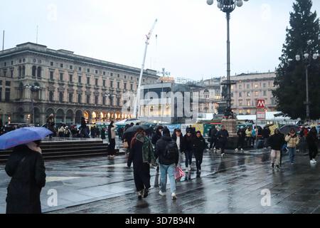 Mailand, Italien. November 2025. Mailand (Italien), 11/24/2025 - Kälte/Regen/Herbst/Mailand - Montag war regnerisch und sehr kalt in der Stadt Mailand, wo die Temperaturen Mailänder und Touristen dazu veranlassten, sich warm zu kleiden und mehr geschlossene Orte zu suchen. Die Prognose gilt für anhaltend niedrige Temperaturen. (Foto: Edson de Souza/Thenews2/Zumapress) (Foto: © Edson Teodoro de Souza/TheNEWS2 Via ZUMA Press Wire) NUR FÜR REDAKTIONELLE ZWECKE! Nicht für kommerzielle ZWECKE! Stockfoto