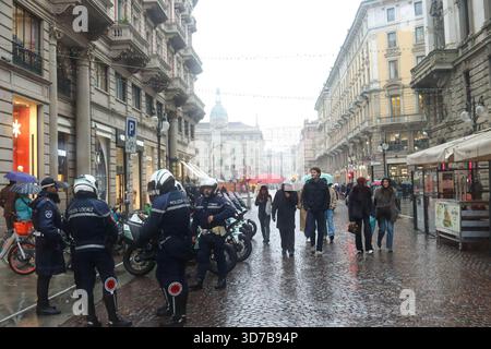 Mailand, Italien. November 2025. Mailand (Italien), 11/24/2025 - Kälte/Regen/Herbst/Mailand - Montag war regnerisch und sehr kalt in der Stadt Mailand, wo die Temperaturen Mailänder und Touristen dazu veranlassten, sich warm zu kleiden und mehr geschlossene Orte zu suchen. Die Prognose gilt für anhaltend niedrige Temperaturen. (Foto: Edson de Souza/Thenews2/Zumapress) (Foto: © Edson Teodoro de Souza/TheNEWS2 Via ZUMA Press Wire) NUR FÜR REDAKTIONELLE ZWECKE! Nicht für kommerzielle ZWECKE! Stockfoto
