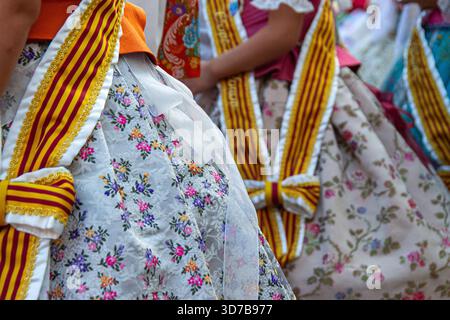 Nahaufnahme einer farbenfrohen traditionellen Tracht vom Fallas-Festival in Valencia mit gestickten Stoffen während einer Parade Stockfoto