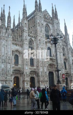 Mailand, Italien. November 2025. Mailand (Italien), 11/24/2025 - Kälte/Regen/Herbst/Mailand - Montag war regnerisch und sehr kalt in der Stadt Mailand, wo die Temperaturen Mailänder und Touristen dazu veranlassten, sich warm zu kleiden und mehr geschlossene Orte zu suchen. Die Prognose gilt für anhaltend niedrige Temperaturen. (Foto: Edson de Souza/Thenews2/Zumapress) (Foto: © Edson Teodoro de Souza/TheNEWS2 Via ZUMA Press Wire) NUR FÜR REDAKTIONELLE ZWECKE! Nicht für kommerzielle ZWECKE! Stockfoto