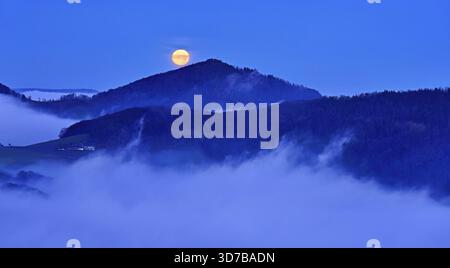 Blick vom Gisliflue auf die Juraausläufer von Strihen, bedeckt von Nebel, im Licht des Vollmondes, Talheim, Kanton, Aargau, Schweiz Stockfoto