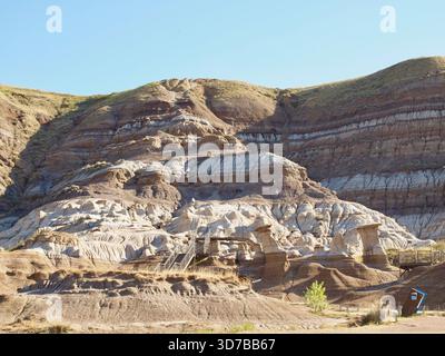 Hoodoos überlagerten Badlands-Formationen in Drumheller in den kanadischen Badlands von Alberta und zeigen markante sedimentäre Gesteinsmuster und einzigartige Wüstengeologie Stockfoto