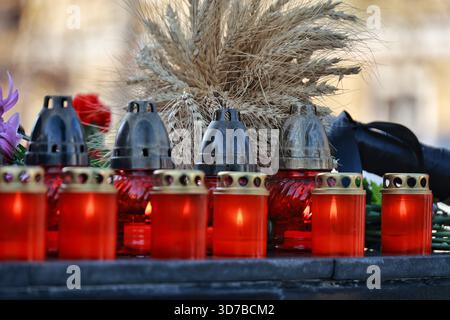 Gedenkkerzen zum Gedenken an die Opfer des Holodomors 1932–1933 und der künstlichen Hungersnöte von 1921–1923 und 1946–1947 werden am 22. November 2025 im Holodomor-Denkmal in Odesa (Ukraine) ausgestellt (Foto: Nina Liashonok/Ukrinform) Stockfoto