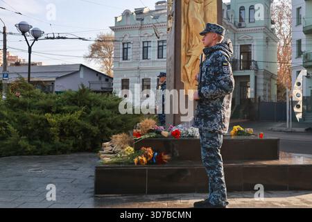 Während einer Zeremonie zu Ehren der Opfer des Holodomors 1932–1933 und der künstlichen Hungersnöte von 1921–1923 und 1946–1947 steht am 22. November eine Ehrengarde neben dem Holodomor-Denkmal, auf dem Hetman Sahaidachnyi Boulevard, Odesa, Ukraine. 2025 (Foto: Nina Liashonok/Ukrinform) Stockfoto