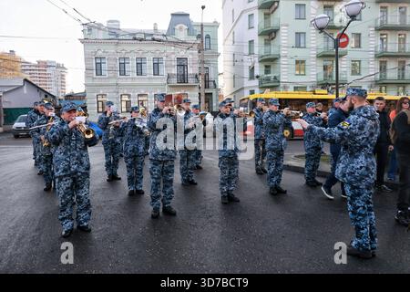 Ein militärisches Blasorchester tritt während einer Zeremonie zu Ehren der Opfer des Holodomors 1932–1933 und der künstlichen MassenHungersnöte von 1921–1923 und 1946–1947 am Holodomor-Denkmal auf dem Hetman Sahaidachnyi Boulevard in Odesa, Ukraine, am 22. November 2025 auf (Foto: Nina Liashonok/Ukrinform) Stockfoto