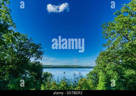 Sommerblick vom historischen Gelände der Evangelischen Kirche St. Peter und Paul auf Nikolskoe, Wannsee, Berlin, Deutschland. Stockfoto