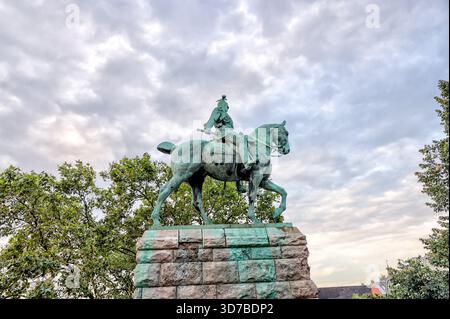Die Reiterstatue Kaiser Wilhelm I. am östlichen Ende der Hohenzollernbrücke bei Sonnenaufgang in Köln Stockfoto