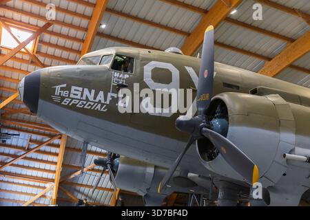 Ein Douglas C-47 Skytrain (Dakota) im Hangar der Merville Gun Battery in Merville (Calvados) in der Normandie, Frankreich Stockfoto