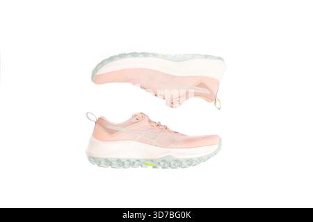 Zagreb Kroatien - 24. November 2025: Hellrosa Laufschuhe isoliert auf weißem Hintergrund. Stockfoto