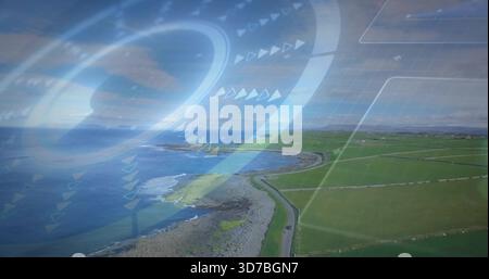 Vermessung der Luftküste mit dem Fahrzeug, HUD, auf kurvenreichen Straßen und felsigen Ufern durch umzäunte Felder Stockfoto