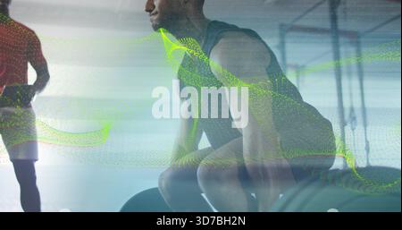 Ein Mann mit dunklem Tanktop, Shorts, die Hüften beugen, schwere Langhantel im Fitnessstudio heben, Neonüberzug Stockfoto