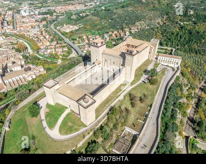 Luftaufnahme der Festung Rocca Albornoziana und des mittelalterlichen Aquädukts Ponte delle Torri, Umbrien Spoleto Italien Stockfoto