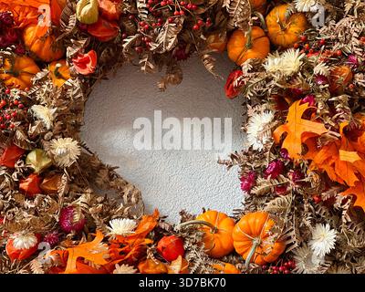 Herbstdekoration Kürbisse, Beeren, Eichenblätter, trockene Blumen Stockfoto