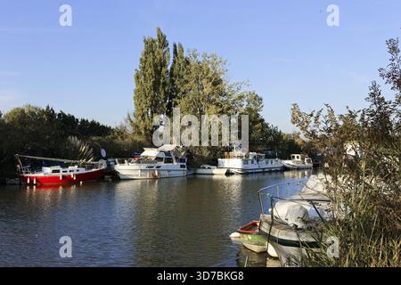 Agde, Frankreich. September 2017. Segelboote auf dem Canal du Midi in Agde, Frankreich Stockfoto