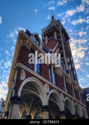 Der berühmte Chacha Tower auf der Batumi Piazza, ein atemberaubendes architektonisches Wahrzeichen im Herzen von Batumi. 25. November 2025. Stockfoto