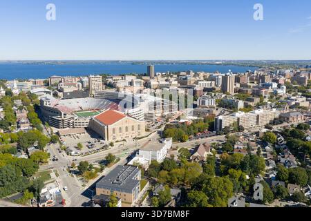 Die University of Wisconsin-Madison ist eine 1848 gegründete Forschungsuniversität in der Innenstadt von Madison. Luftaufnahme des Campus. Stockfoto