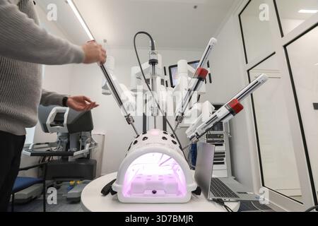 Zagreb, Kroatien. November 2025. Die "Woche für chirurgische Robotik" findet an der Kroatischen Katholischen Universität statt. Das robotische Operationssystem DaVinci X wurde am 24. November im Rahmen des Programms in Zagreb, Kroatien, vorgestellt. 2025. Foto: Robert Anic/PIXSELL Credit: Pixsell/Alamy Live News Stockfoto