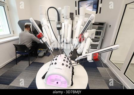Zagreb, Kroatien. November 2025. Die "Woche für chirurgische Robotik" findet an der Kroatischen Katholischen Universität statt. Das robotische Operationssystem DaVinci X wurde am 24. November im Rahmen des Programms in Zagreb, Kroatien, vorgestellt. 2025. Foto: Robert Anic/PIXSELL Credit: Pixsell/Alamy Live News Stockfoto