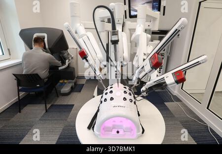 Zagreb, Kroatien. November 2025. Die "Woche für chirurgische Robotik" findet an der Kroatischen Katholischen Universität statt. Das robotische Operationssystem DaVinci X wurde am 24. November im Rahmen des Programms in Zagreb, Kroatien, vorgestellt. 2025. Foto: Robert Anic/PIXSELL Credit: Pixsell/Alamy Live News Stockfoto