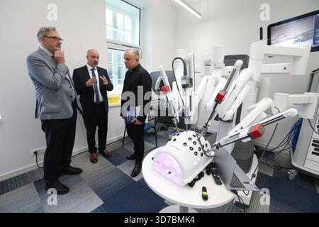 Zagreb, Kroatien. November 2025. Die "Woche für chirurgische Robotik" findet an der Kroatischen Katholischen Universität statt. Das robotische Operationssystem DaVinci X wurde am 24. November im Rahmen des Programms in Zagreb, Kroatien, vorgestellt. 2025. Foto: Robert Anic/PIXSELL Credit: Pixsell/Alamy Live News Stockfoto