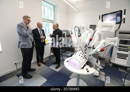 Zagreb, Kroatien. November 2025. Die "Woche für chirurgische Robotik" findet an der Kroatischen Katholischen Universität statt. Das robotische Operationssystem DaVinci X wurde am 24. November im Rahmen des Programms in Zagreb, Kroatien, vorgestellt. 2025. Foto: Robert Anic/PIXSELL Credit: Pixsell/Alamy Live News Stockfoto