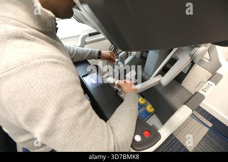 Zagreb, Kroatien. November 2025. Die "Woche für chirurgische Robotik" findet an der Kroatischen Katholischen Universität statt. Das robotische Operationssystem DaVinci X wurde am 24. November im Rahmen des Programms in Zagreb, Kroatien, vorgestellt. 2025. Foto: Robert Anic/PIXSELL Credit: Pixsell/Alamy Live News Stockfoto