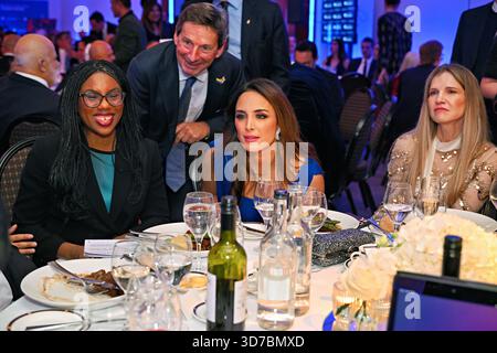 London, Großbritannien. November 2025. Die Rt Hon Mrs Kemi Badenoch Abgeordnete ist eine Vorsitzende der konservativen Partei, und andere hochrangige konservative Politiker werden von Kensington, Bayswater, Chelsea und Fulham Conservatives (KBCFC) veranstaltet, das jährliche Galadinner 2025 im Royal Garden Hotel London, Großbritannien. (Foto von 李世惠/siehe Li/Picture Capital) Credit: Siehe Li/Picture Capital/Alamy Live News Stockfoto