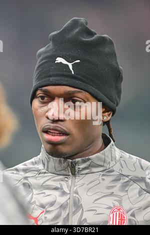 Mailand, Italien. November 2025. Rafael Leao aus Mailand sah während der Serie A Match Inter gegen AC Milan im Stadion San Siro. Endpunktzahl Inter 0 : 1 AC Milan Credit: SOPA Images Limited/Alamy Live News Stockfoto