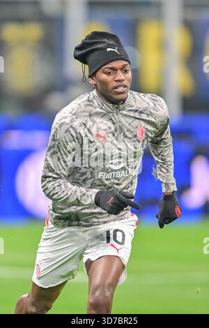 Mailand, Italien. November 2025. Rafael Leao aus Mailand sah während der Serie A Match Inter gegen AC Milan im Stadion San Siro. Endpunktzahl Inter 0 : 1 AC Milan Credit: SOPA Images Limited/Alamy Live News Stockfoto