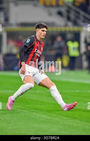 Mailand, Italien. November 2025. Davide Bartesaghi aus Mailand sah während der Serie A Match Inter gegen AC Milan im San Siro Stadion. Endpunktzahl Inter 0 : 1 AC Milan Credit: SOPA Images Limited/Alamy Live News Stockfoto