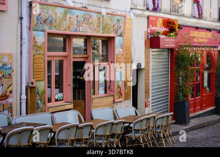 Farbenfrohes Pariser Café Le Poulbot in Montmartre, Frankreich, 2. Juni 2025 Stockfoto