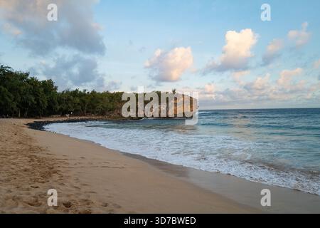 Blick nach Osten auf Shipwreck Beach in Richtung Makawehi Point am Ende des Tages in Poipu, Hawaii, USA Stockfoto