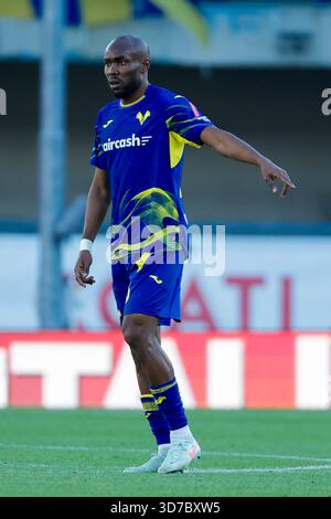Verona, Italien. November 2025. Al Musrati von Hellas Verona war im Spiel während des italienischen Fußballspiels der Serie A Hellas Verona FC gegen Parma Calcio 1913 im Marcantonio Bentegodi Stadium.seen im Spiel der Serie A Hellas Verona FC gegen Parma Calcio 1913 im Marcantonio Bentegodi Stadion zu sehen. Endstand Hellas Verona FC 1:2 Parma Calcio Credit: SOPA Images Limited/Alamy Live News Stockfoto