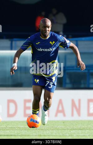 Verona, Italien. November 2025. Al Musrati von Hellas Verona war im Spiel während des italienischen Fußballspiels der Serie A Hellas Verona FC gegen Parma Calcio 1913 im Marcantonio Bentegodi Stadium.seen im Spiel der Serie A Hellas Verona FC gegen Parma Calcio 1913 im Marcantonio Bentegodi Stadion zu sehen. Endstand Hellas Verona FC 1:2 Parma Calcio Credit: SOPA Images Limited/Alamy Live News Stockfoto