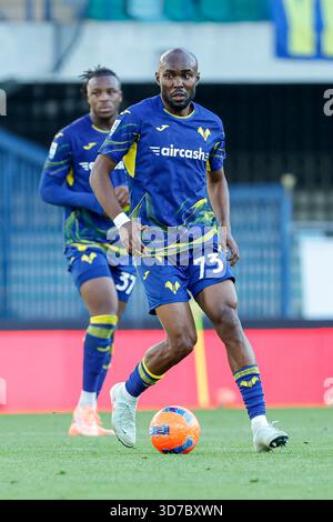 Verona, Italien. November 2025. Al Musrati von Hellas Verona war im Spiel während des italienischen Fußballspiels der Serie A Hellas Verona FC gegen Parma Calcio 1913 im Marcantonio Bentegodi Stadium.seen im Spiel der Serie A Hellas Verona FC gegen Parma Calcio 1913 im Marcantonio Bentegodi Stadion zu sehen. Endstand Hellas Verona FC 1:2 Parma Calcio Credit: SOPA Images Limited/Alamy Live News Stockfoto