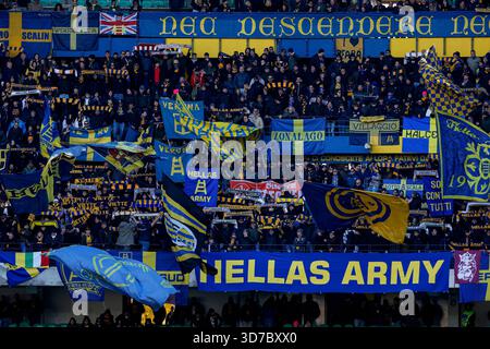 Verona, Italien. November 2025. Hellas Verona FC Fans waren beim italienischen Fußballspiel der Serie A Hellas Verona FC gegen Parma Calcio 1913 im Marcantonio Bentegodi Stadium.seen im Spiel des italienischen Fußballspiels der Serie A Hellas Verona FC gegen Parma Calcio 1913 im Marcantonio Bentegodi Stadion zu sehen. Endstand Hellas Verona FC 1:2 Parma Calcio Credit: SOPA Images Limited/Alamy Live News Stockfoto