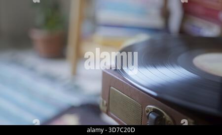 Vintage-Plattenspieler mit drehbarer Vinyl-Disc Stockfoto