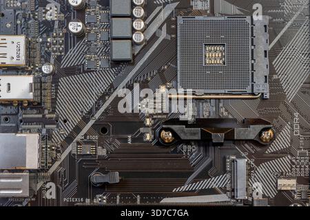 Nahaufnahme der Hauptplatine mit Details zum CPU-Sockel und Schaltkreis für Hochleistungs-PCs, Draufsicht Stockfoto