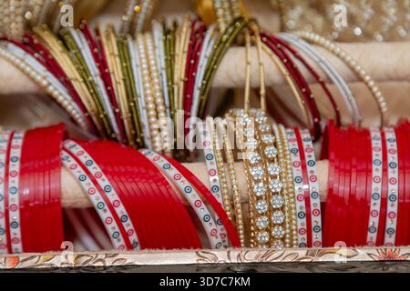 Farbenfrohe indische Armreifen in einer dekorativen Box, perfekt für Hochzeiten und Feiern Stockfoto