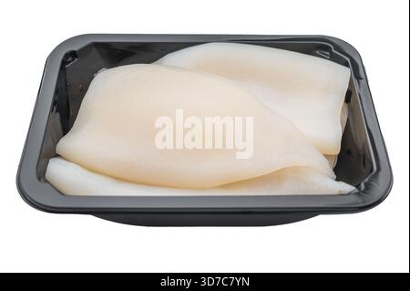 RESH rohe Calamari-Röhrchen in einem schwarzen Tablett auf hellem Hintergrund, ideal für die Meeresfrüchte-Küche, Stockbilder und Kochkonzept Stockfoto
